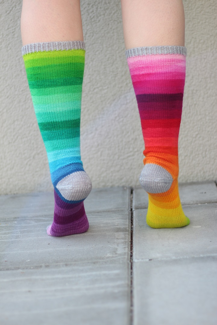 Selbst gestrickte Regenbogen Ringelsocken (10)