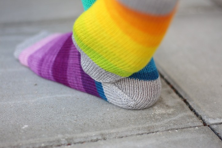 Selbst gestrickte Regenbogen Ringelsocken (12)
