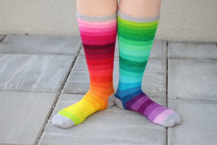 Selbst gestrickte Regenbogen Ringelsocken (13)