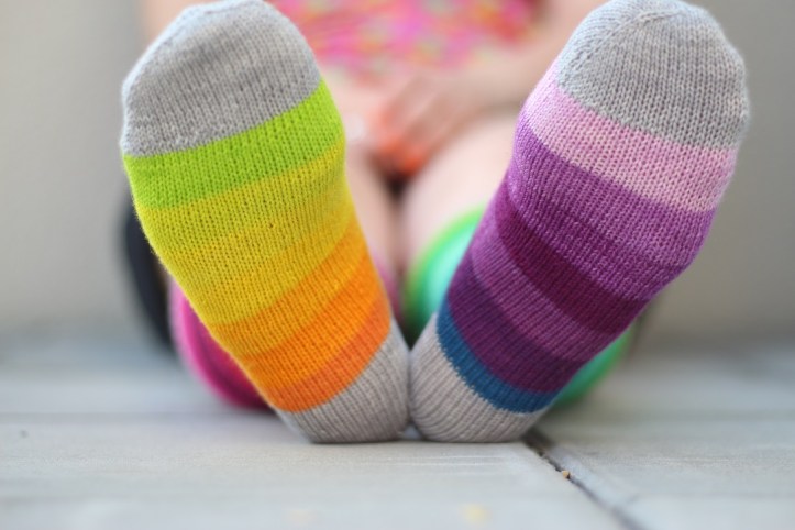 Selbst gestrickte Regenbogen Ringelsocken (4)