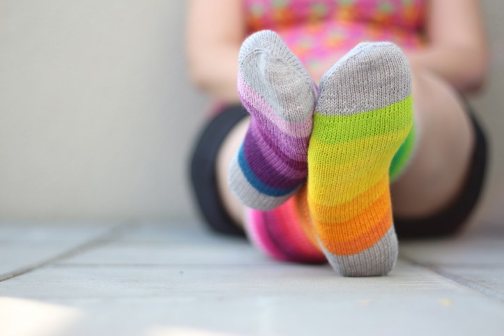 Selbst gestrickte Regenbogen Ringelsocken (5)
