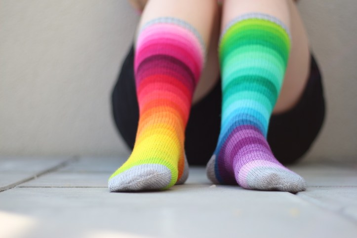 Selbst gestrickte Regenbogen Ringelsocken (6)