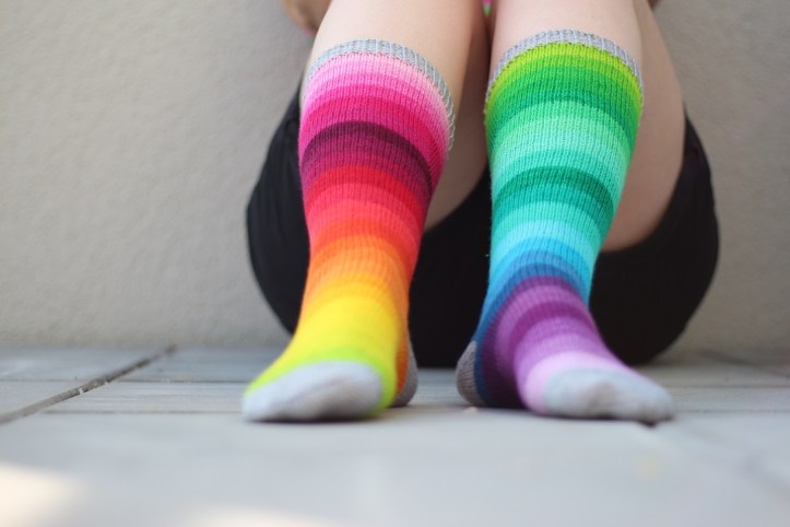 Selbst gestrickte Regenbogen Ringelsocken (7)
