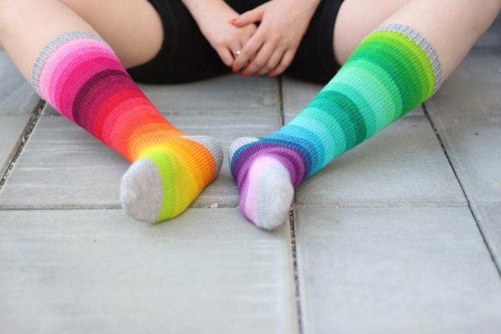 Selbst gestrickte Regenbogen Ringelsocken (8)