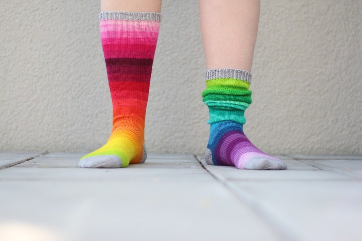 Selbst gestrickte Regenbogen Ringelsocken (9)